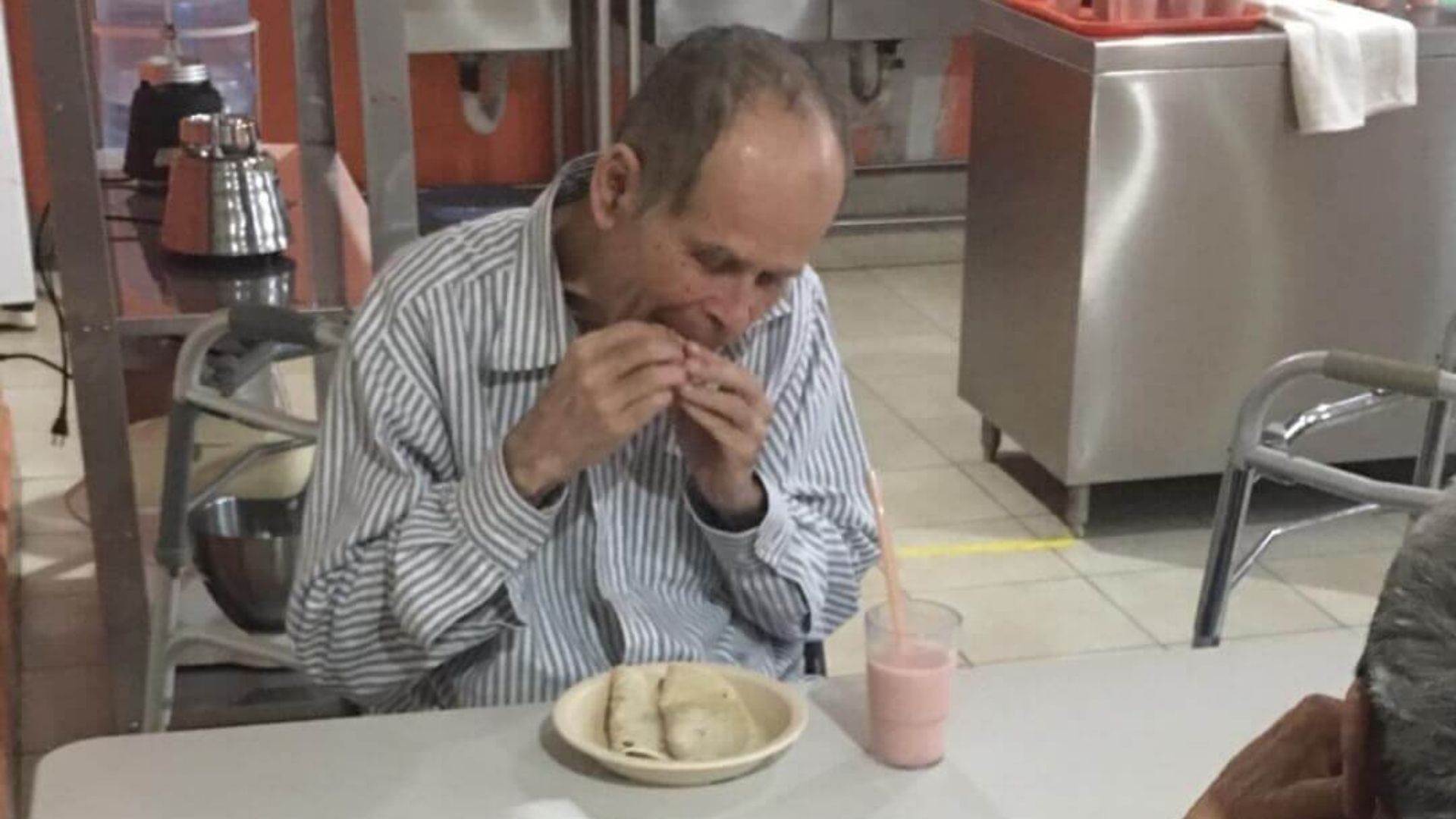 thumbnail of thumbnail of Casa Simeón resident sitting at a table enjoying lunch