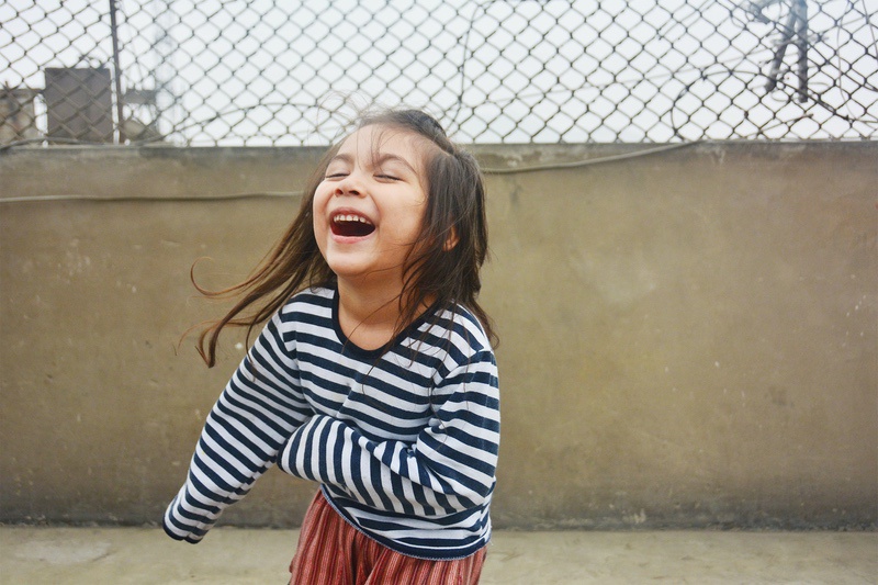 Una niña pequeña riendo