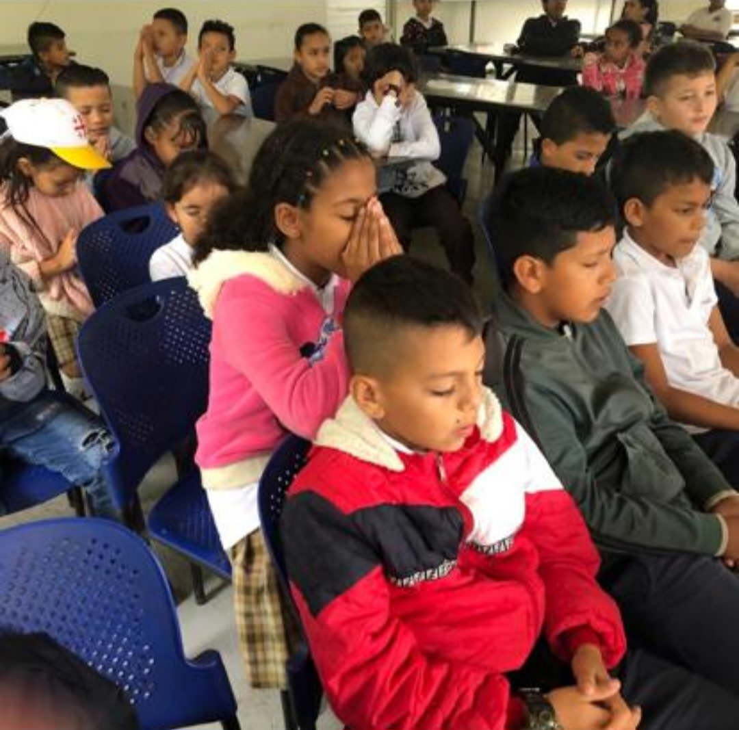 children praying