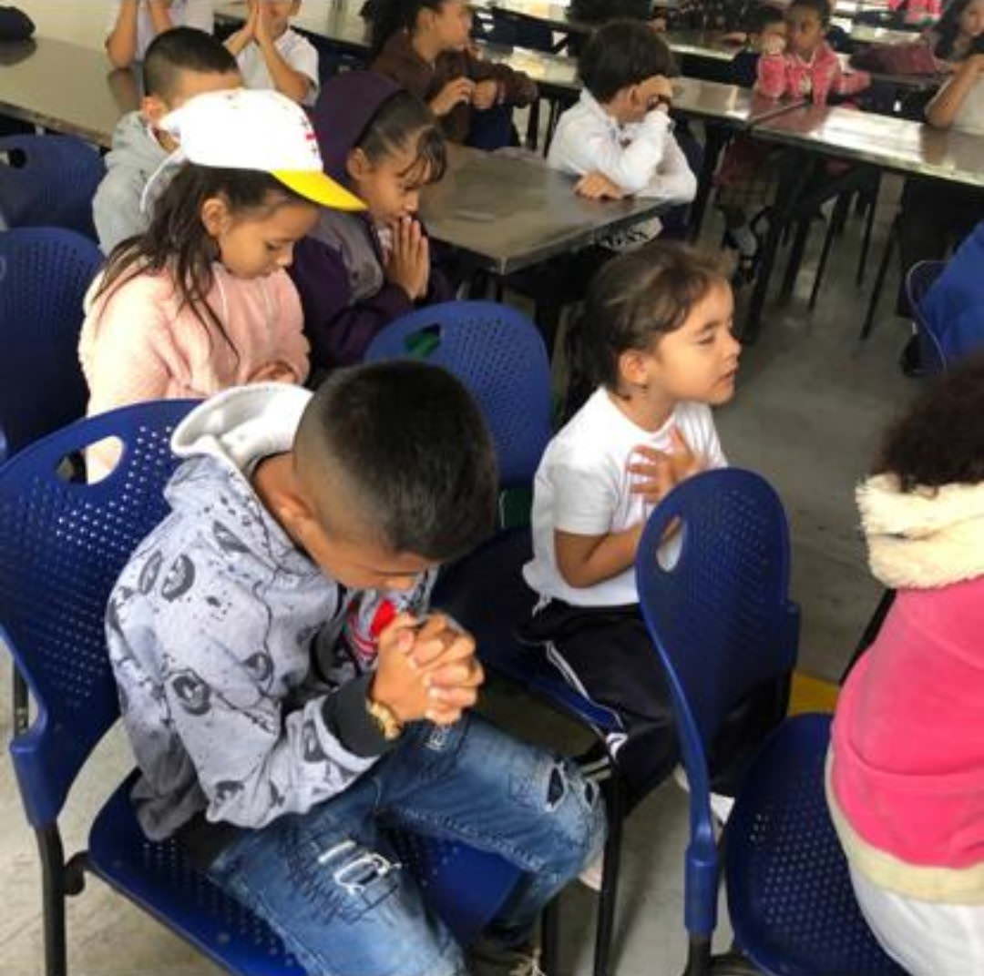 children earnestly praying