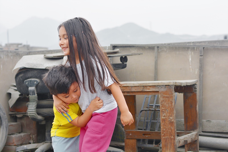 Una niña y un niño pequeños jugando