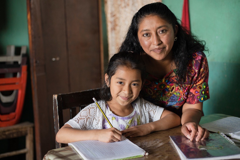 Un profesor y su estudiante en un escritorio